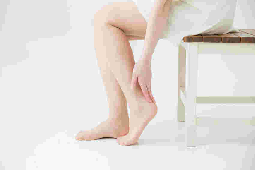 むくみを気にする女性の足元