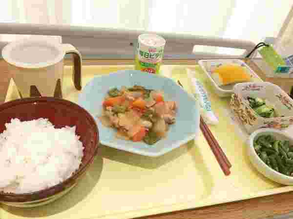 ご飯とおかず、副菜の付いた糖尿病の方の入院献立