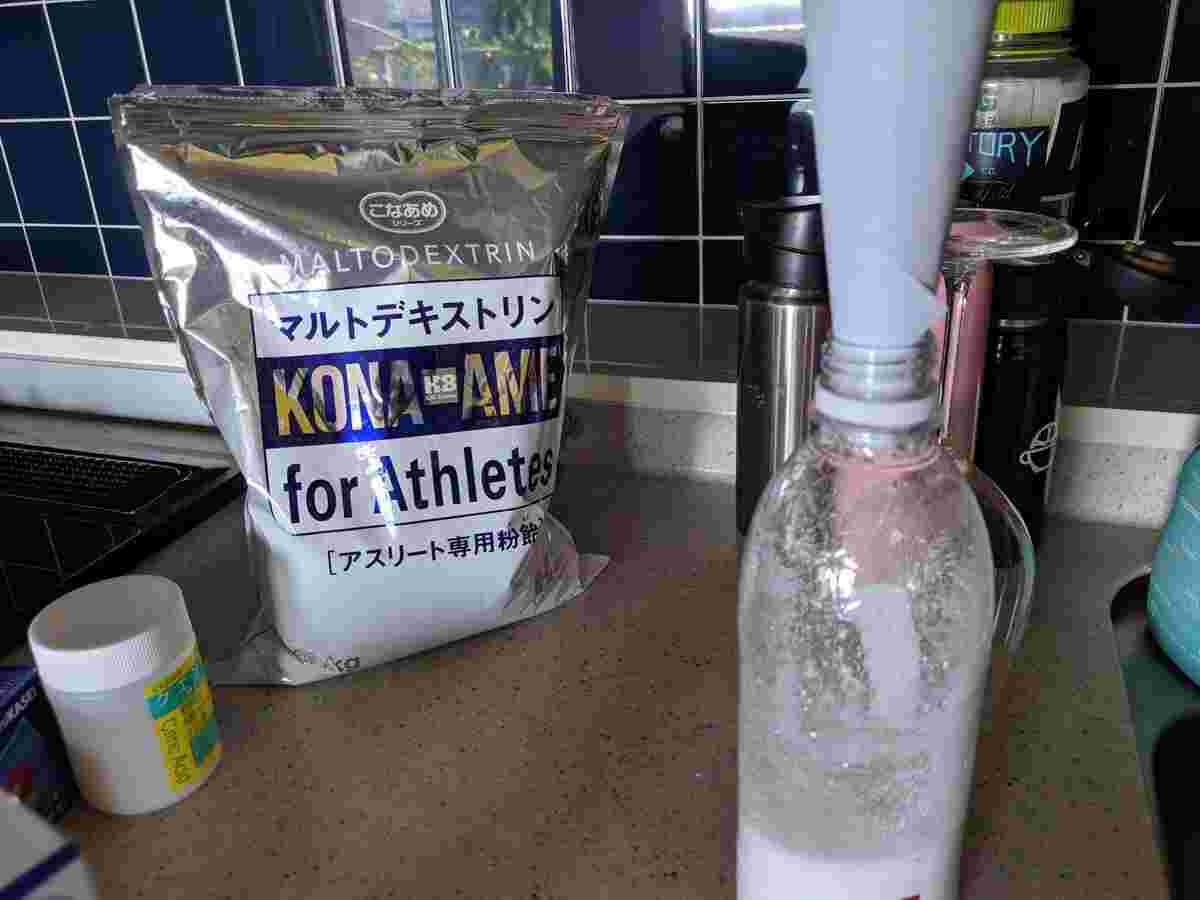 粉飴を入れてドリンクを作っているところ