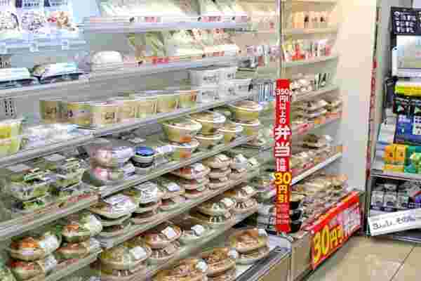 コンビニの食品コーナー