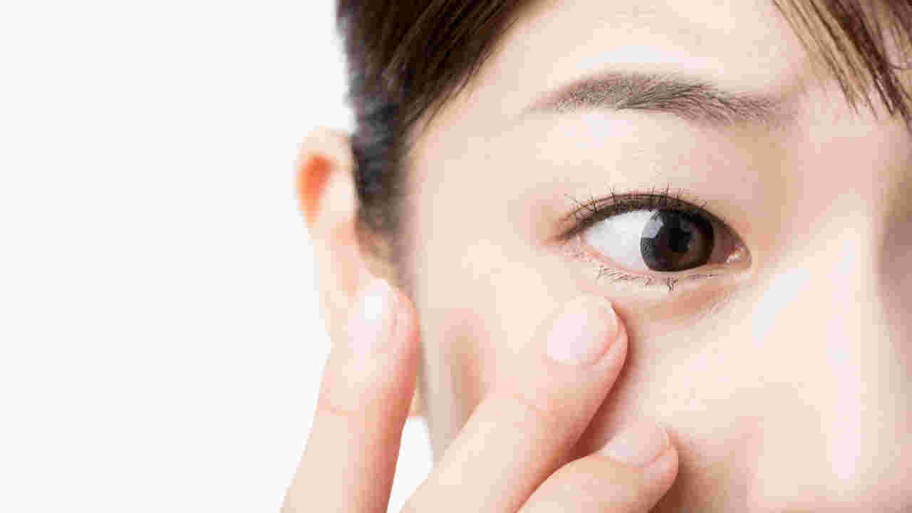女性の目のアップ画像