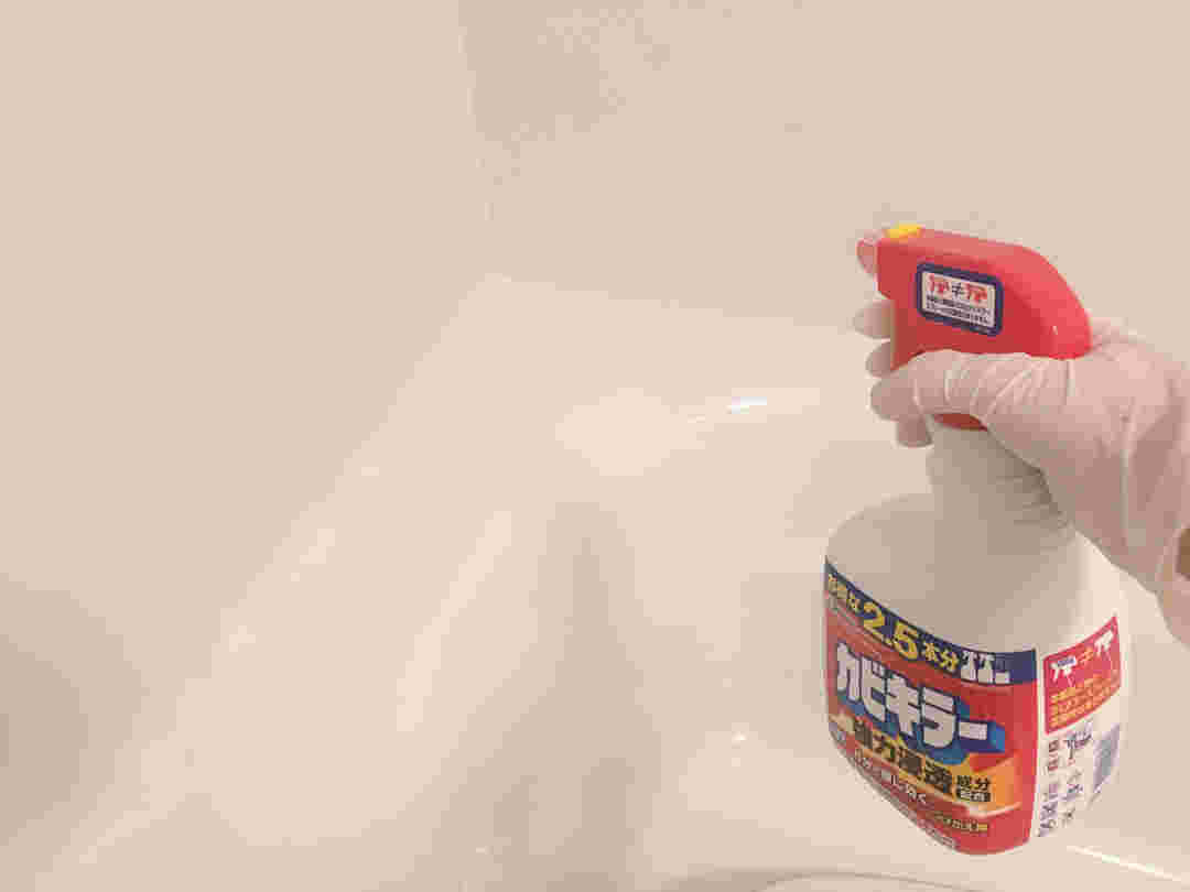 カビキラーで風呂掃除をする画像