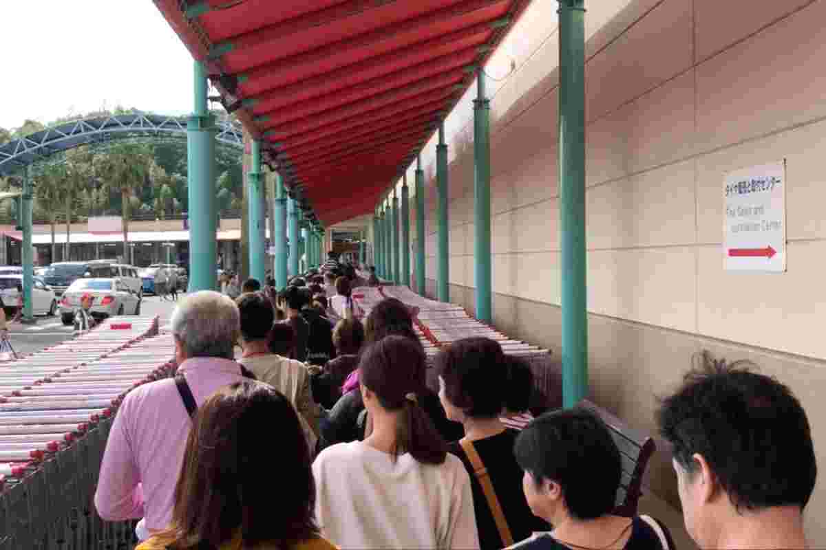コストコで入場待ちをする人々