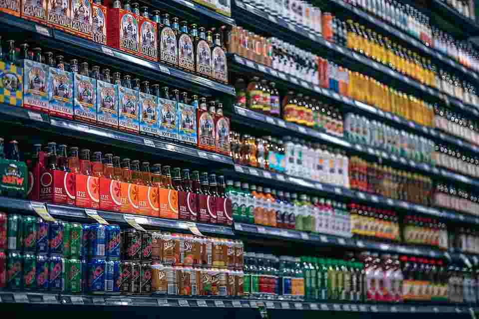 スーパーに並ぶ色々な飲料