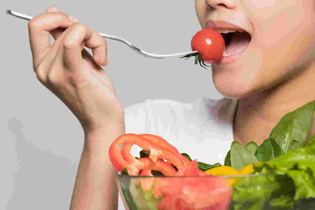 サラダを食べる女性の口元