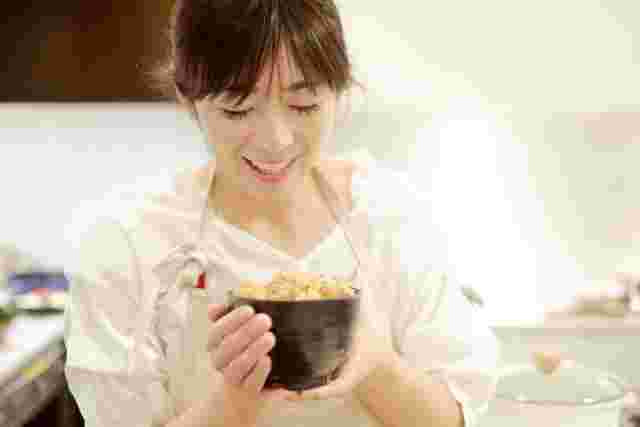 炊き込みご飯を持つ女性