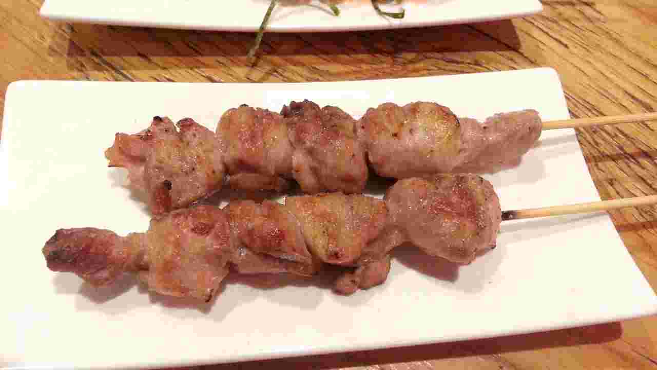 皿に乗った焼き鳥