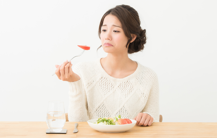 サラダを食べる女性