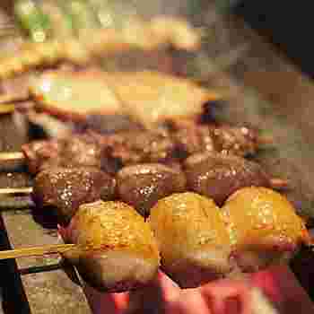炭火で炙られる焼き鳥
