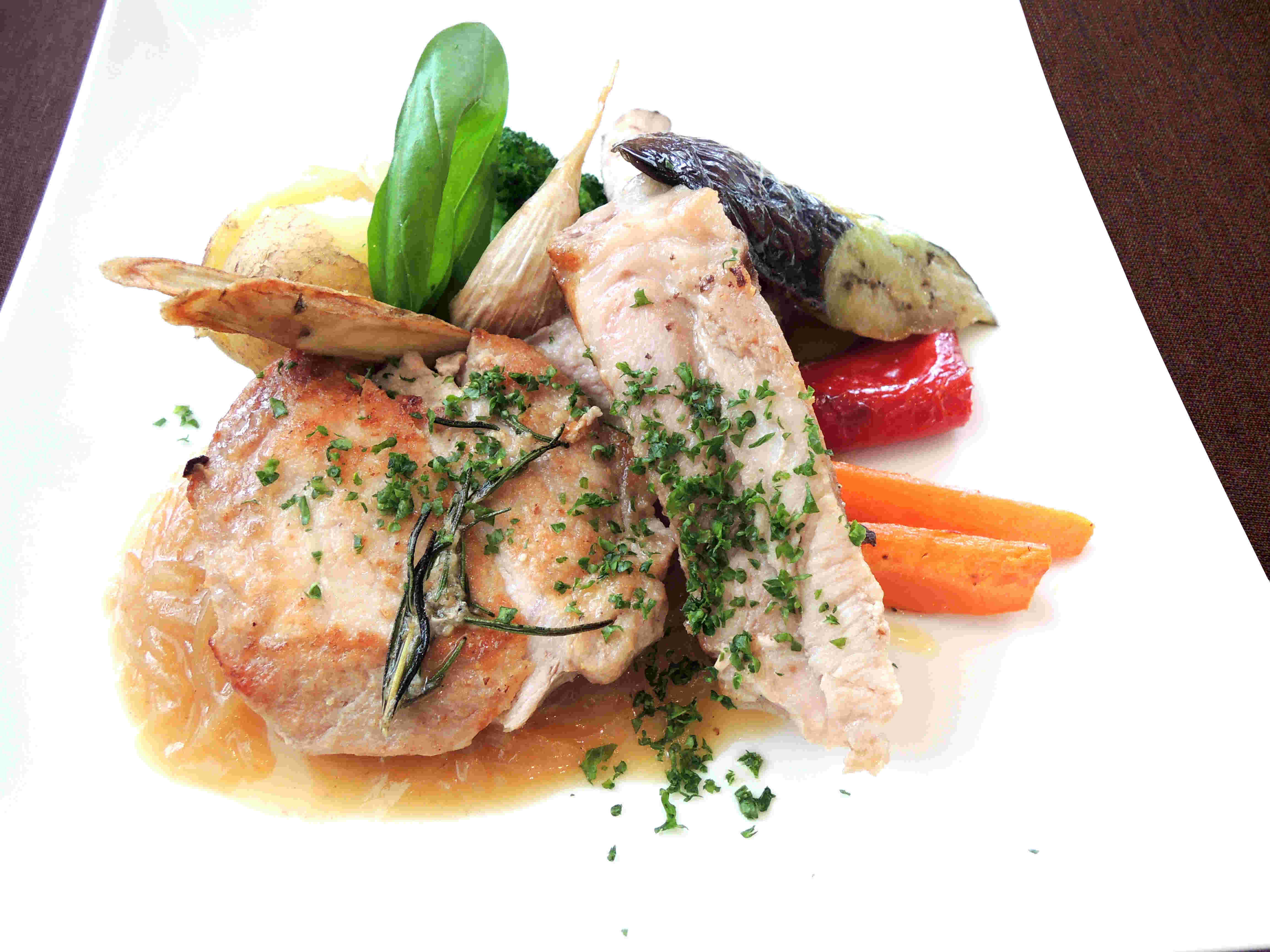 フランス料理風の鶏肉料理