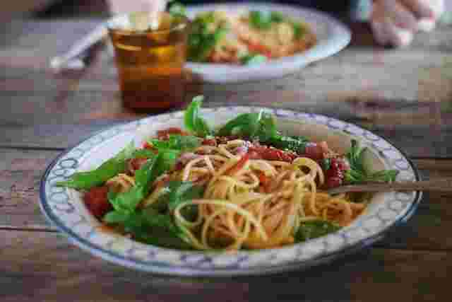 おしゃれなお皿とパスタ