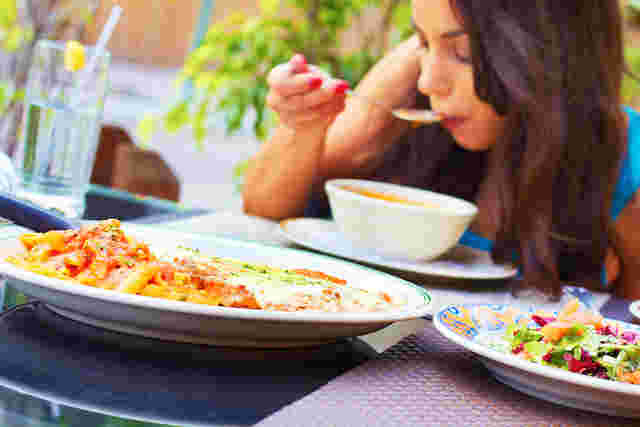 一人外食を愉しむ女性