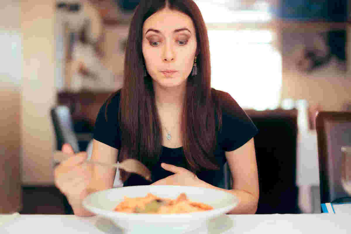 パスタを食べる女性