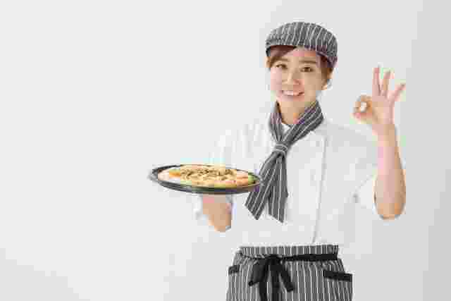 ピザを持ちOKサインの女性