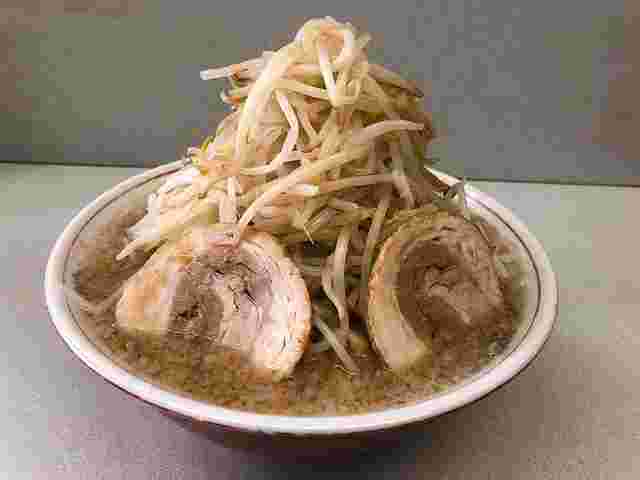 モヤシがたっぷり盛り付けられたラーメン