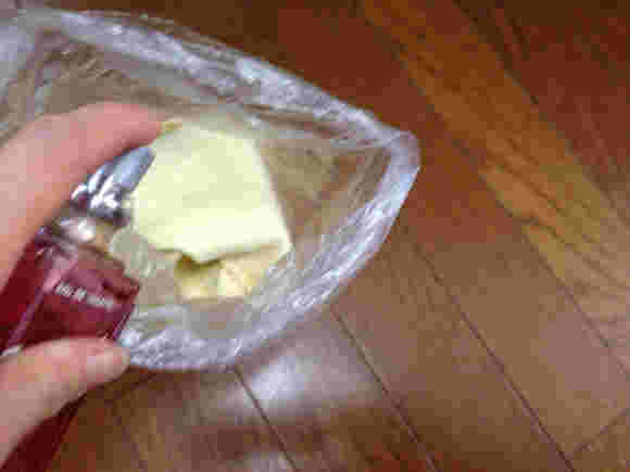 袋に紙などを入れて香水を捨てている