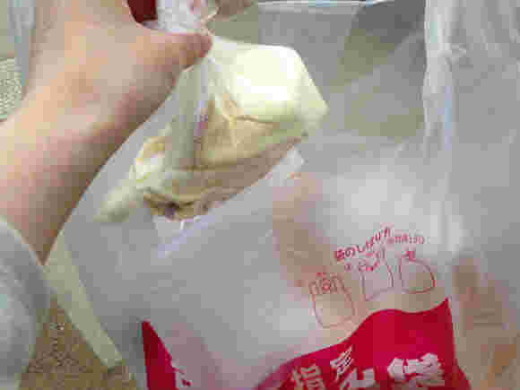 ゴミ袋に捨てる香水を入れている