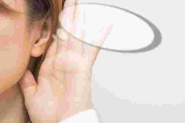聞き耳を立てる女性