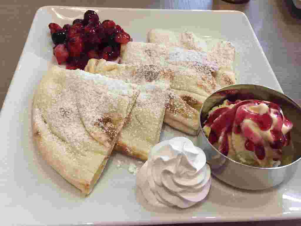 フルーツや生クリームなどがのっているデザートプレート