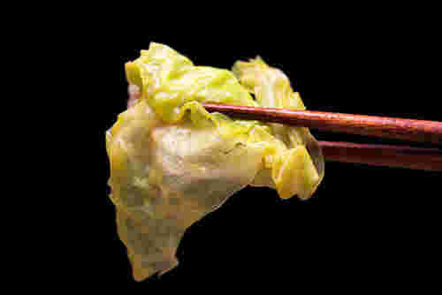 箸でつまんだキャベツ