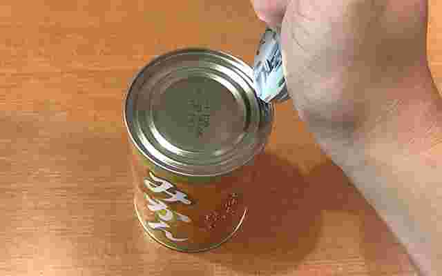缶切りの代用品を使用しているイメージ