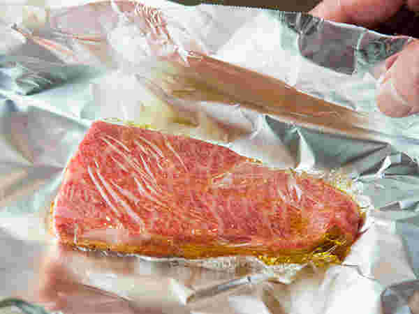 オイルをなじませラップで包んだ牛肉