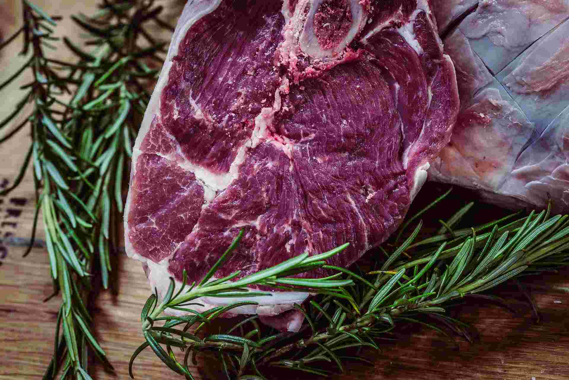 ハーブが添えられている塊の牛肉