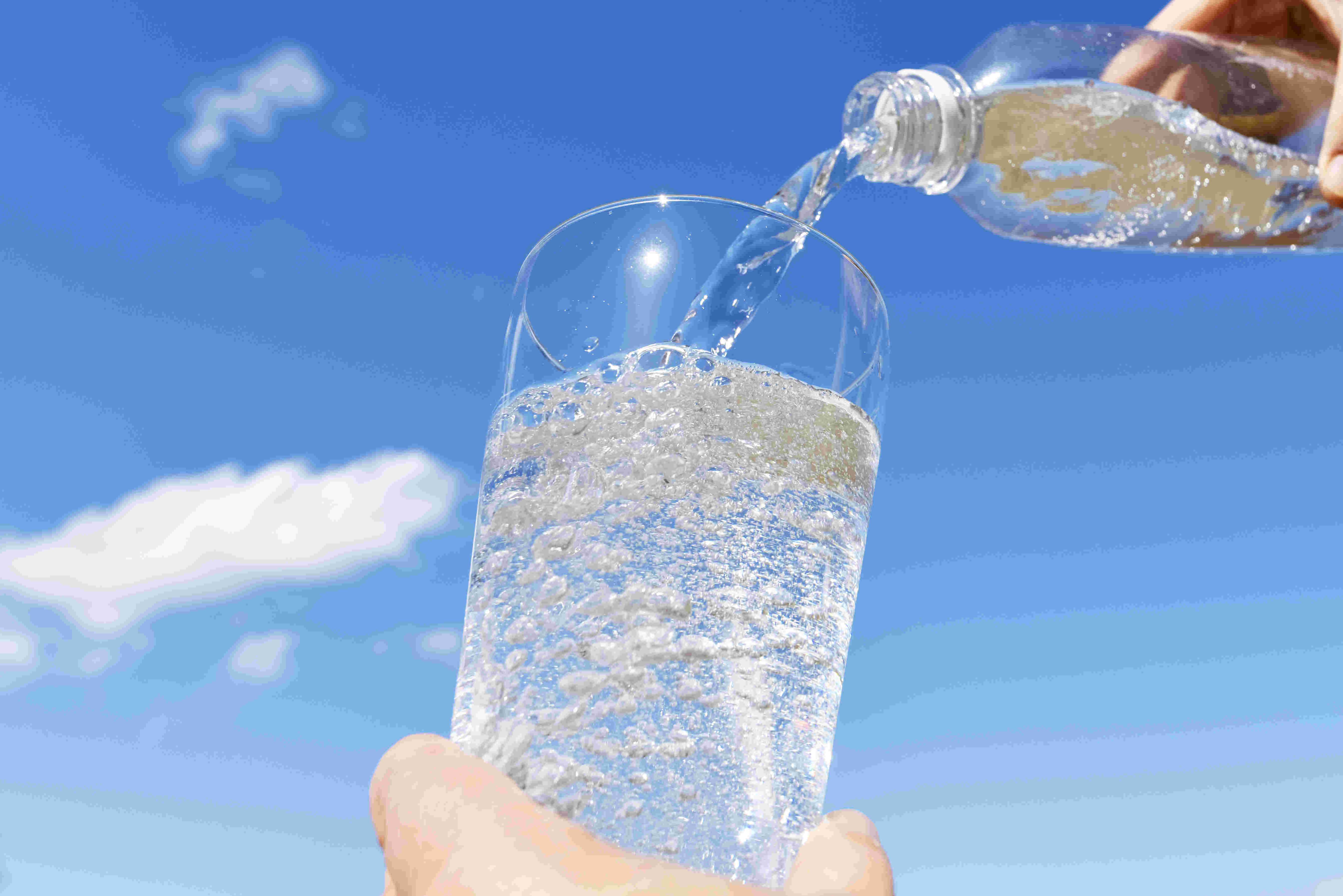 ペットボトルからコップに注がれる炭酸水