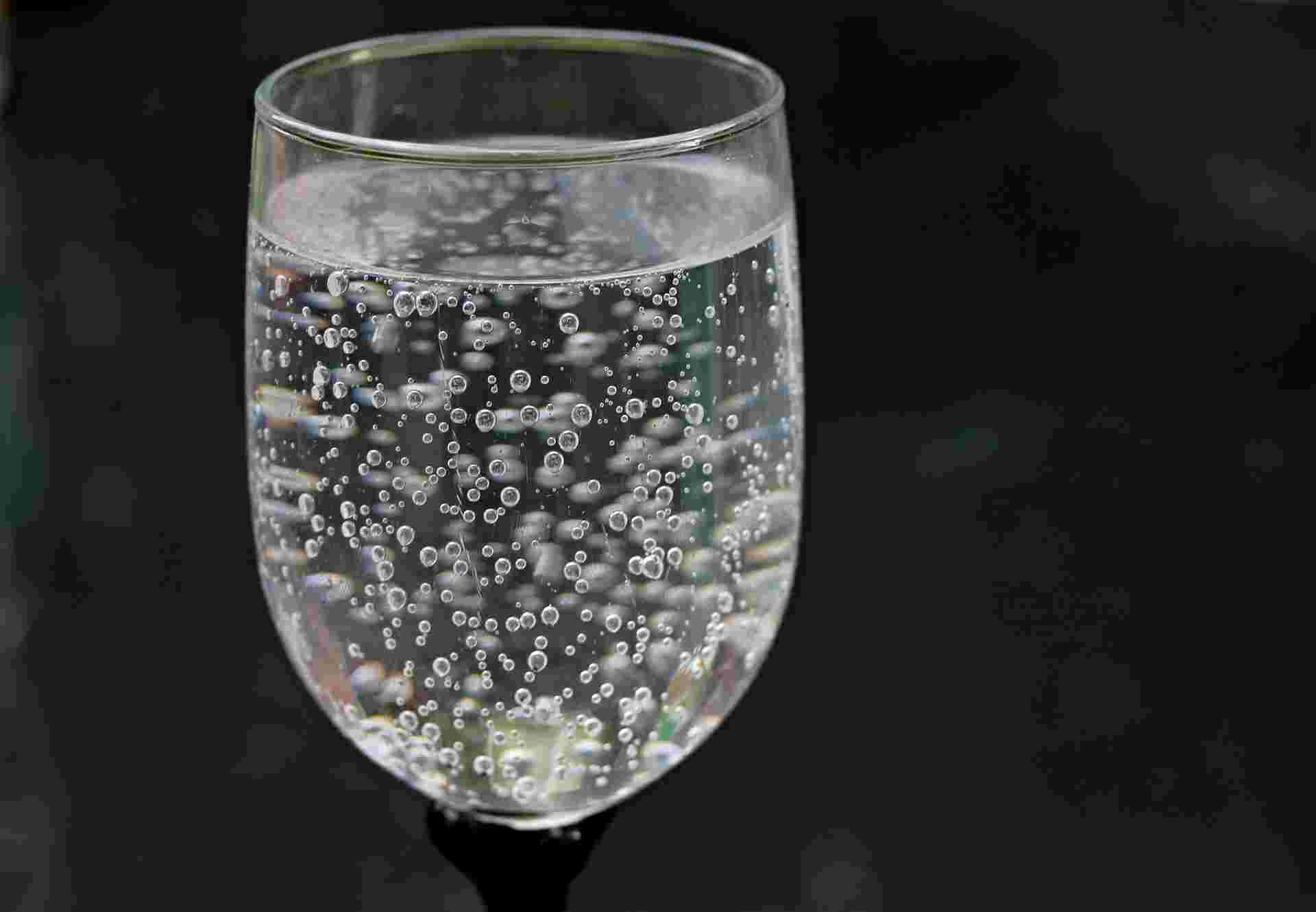 炭酸水が入ったワイングラス