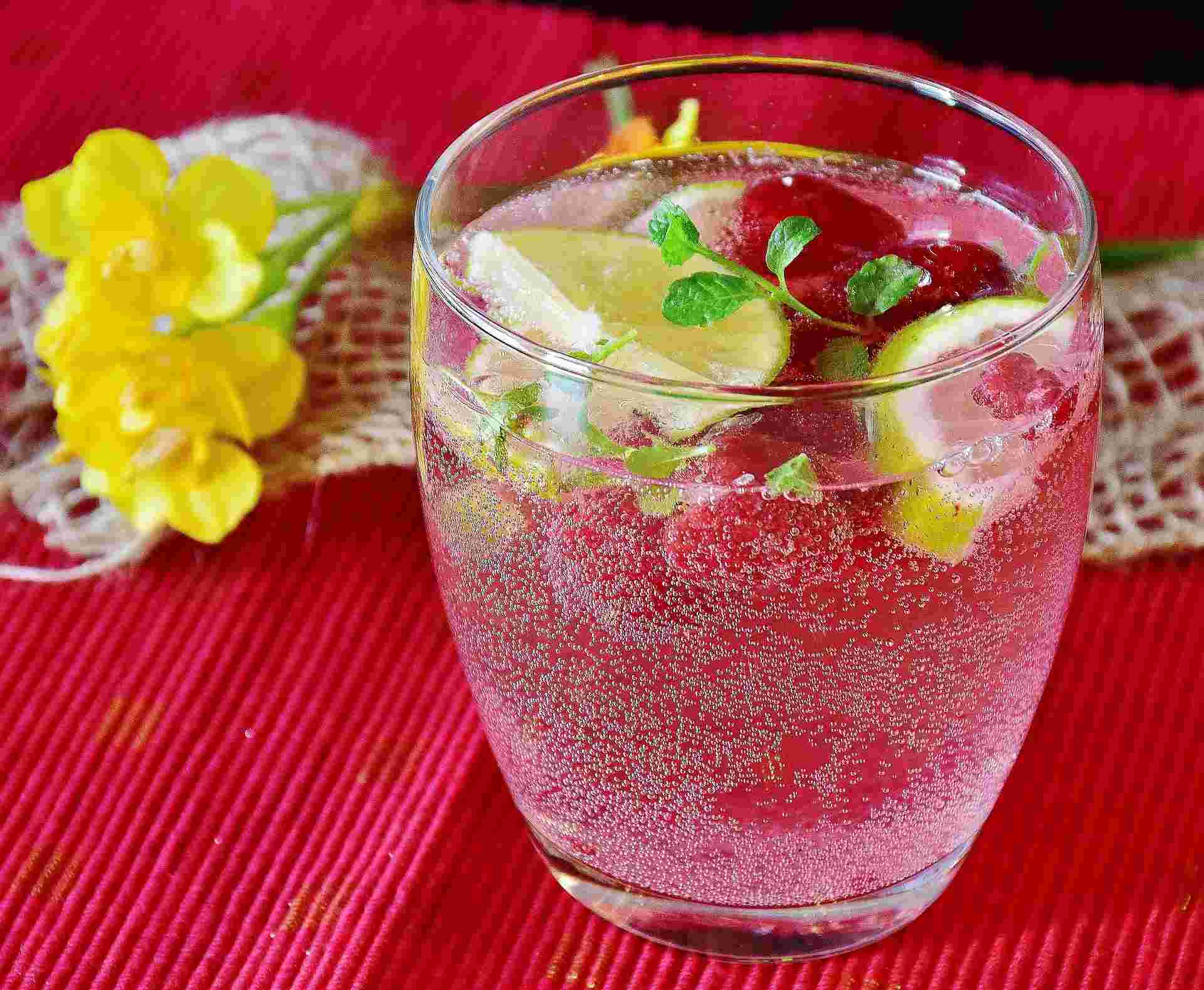炭酸水で作ったフルーツカクテル