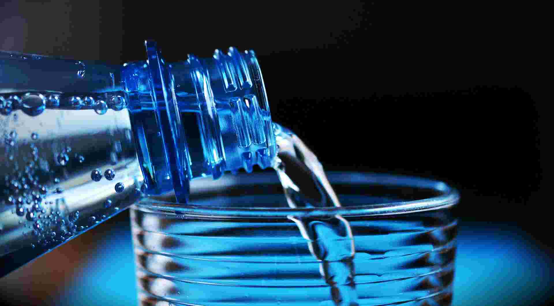 コップに注がれる炭酸水