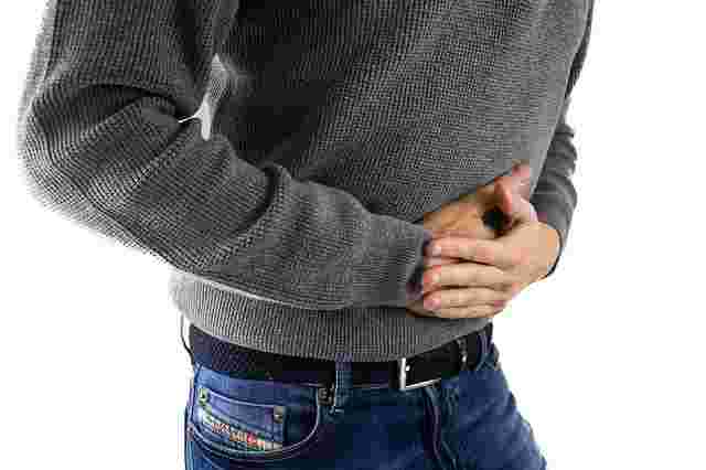 寒天ダイエットを始めようか悩んでいる男性の腹部
