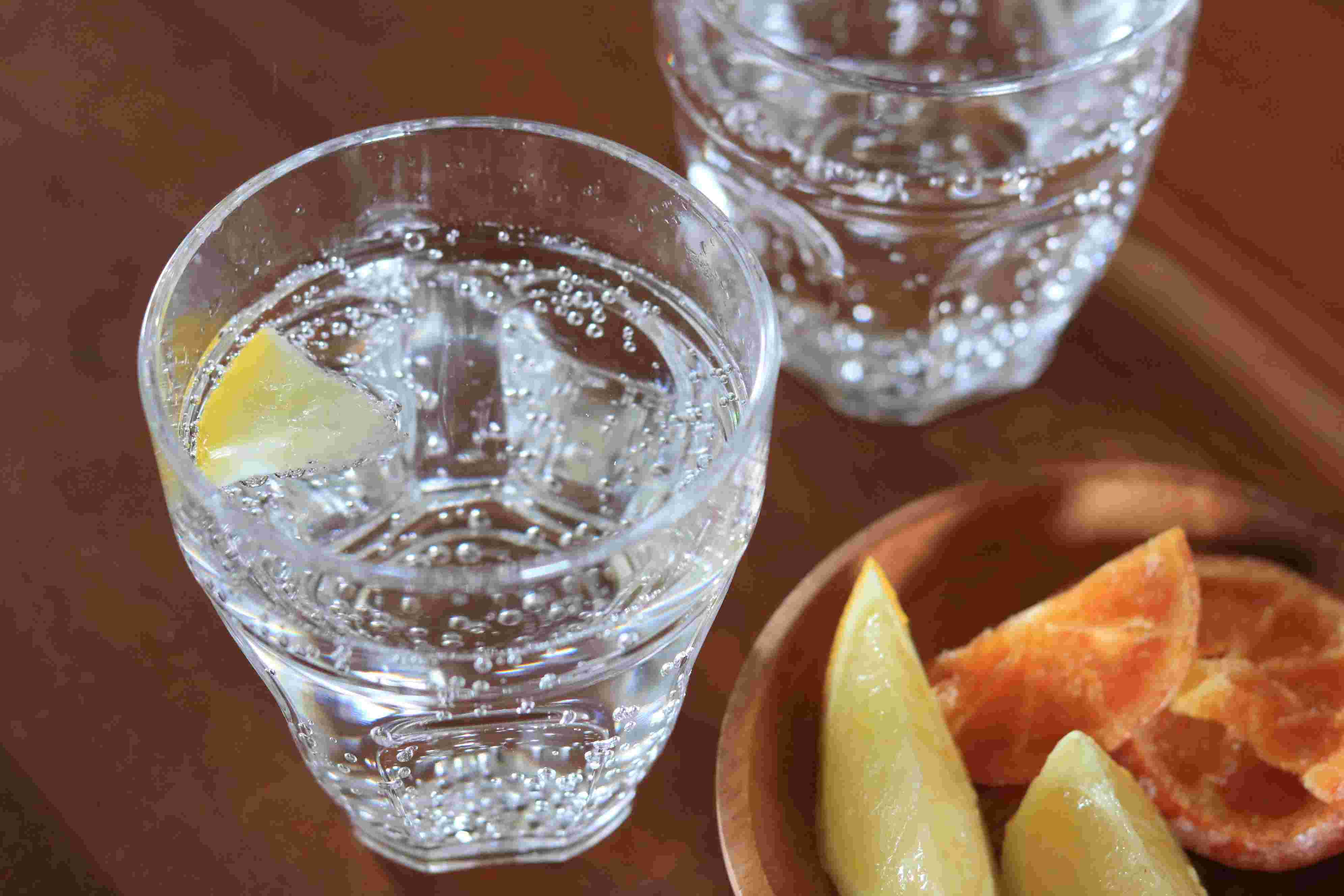 炭酸水とレモンを入れたコップ