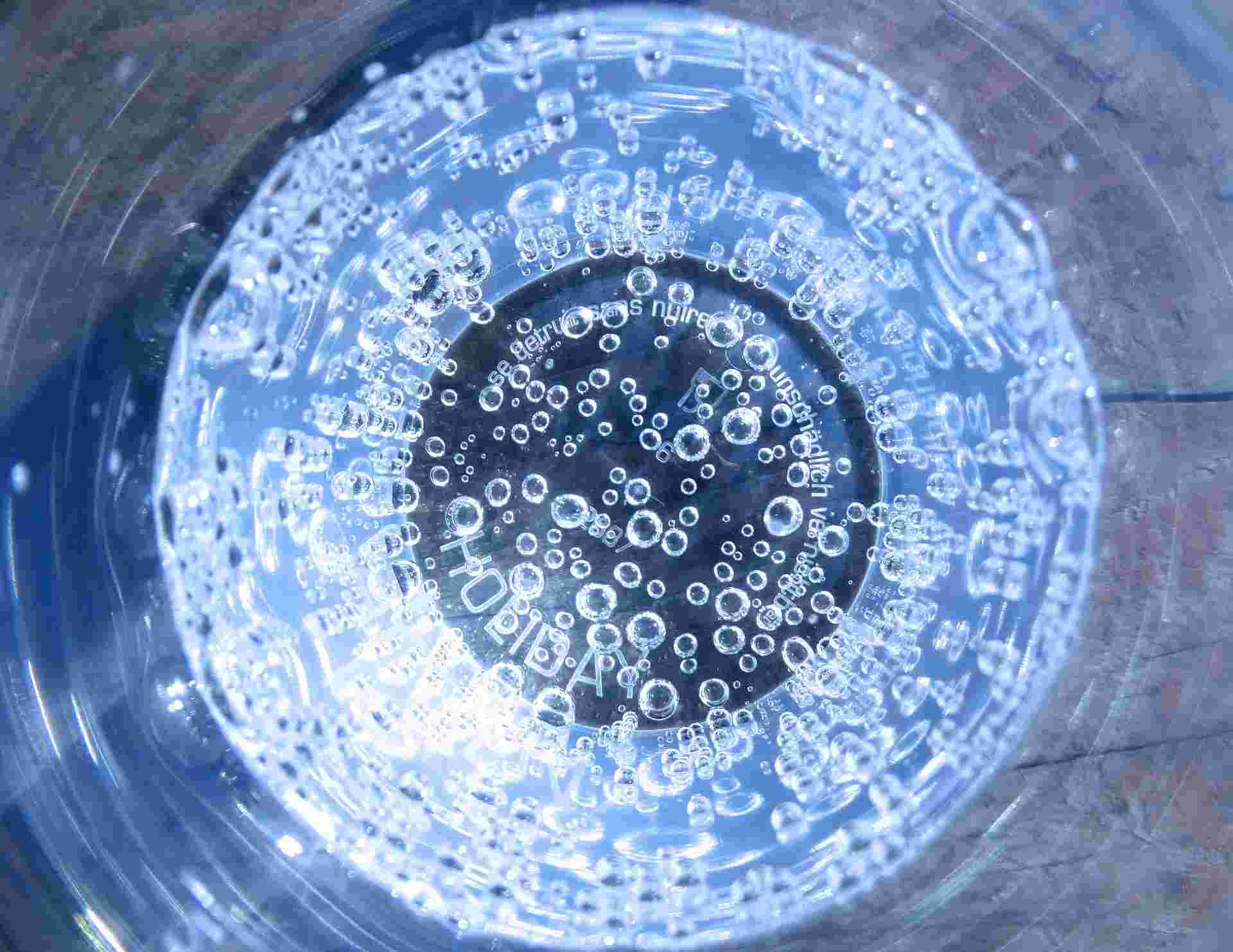 炭酸水が入ったコップを真上から見た画像