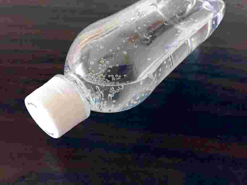 炭酸水の入ったペットボトル