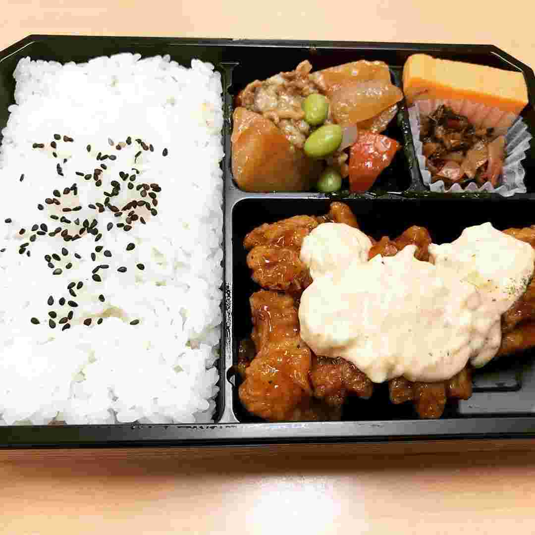 品川駅の駅弁「特製チキン南蛮弁当」チキンにタルタルソースがかかっている画像