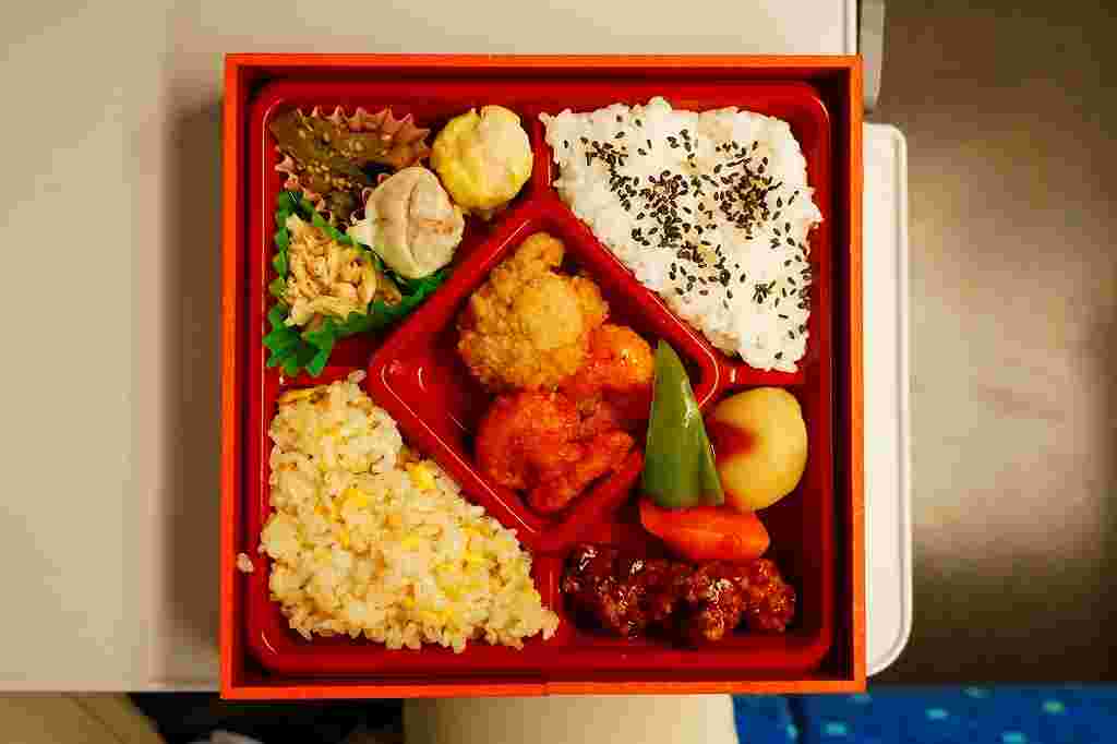 品川駅の駅弁「中華弁当七つの御菜と二つの御飯」中身