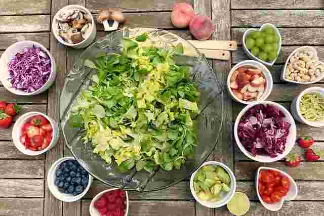ソイジョイと一緒に食べるといい野菜たっぷりのサラダが置かれている