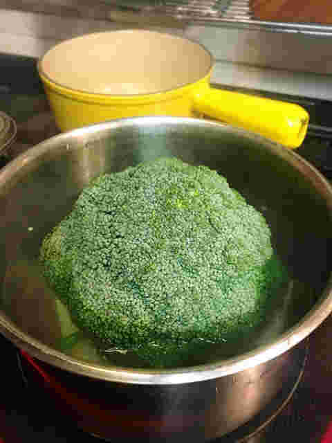 丸ごと茹でることで苦いブロッコリーを食べやすくする