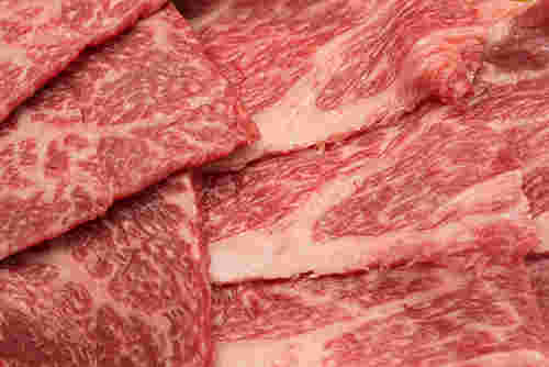 扇状に重なったスライス牛肉