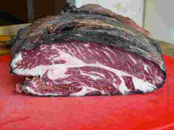 周りが黒くなっている牛肉