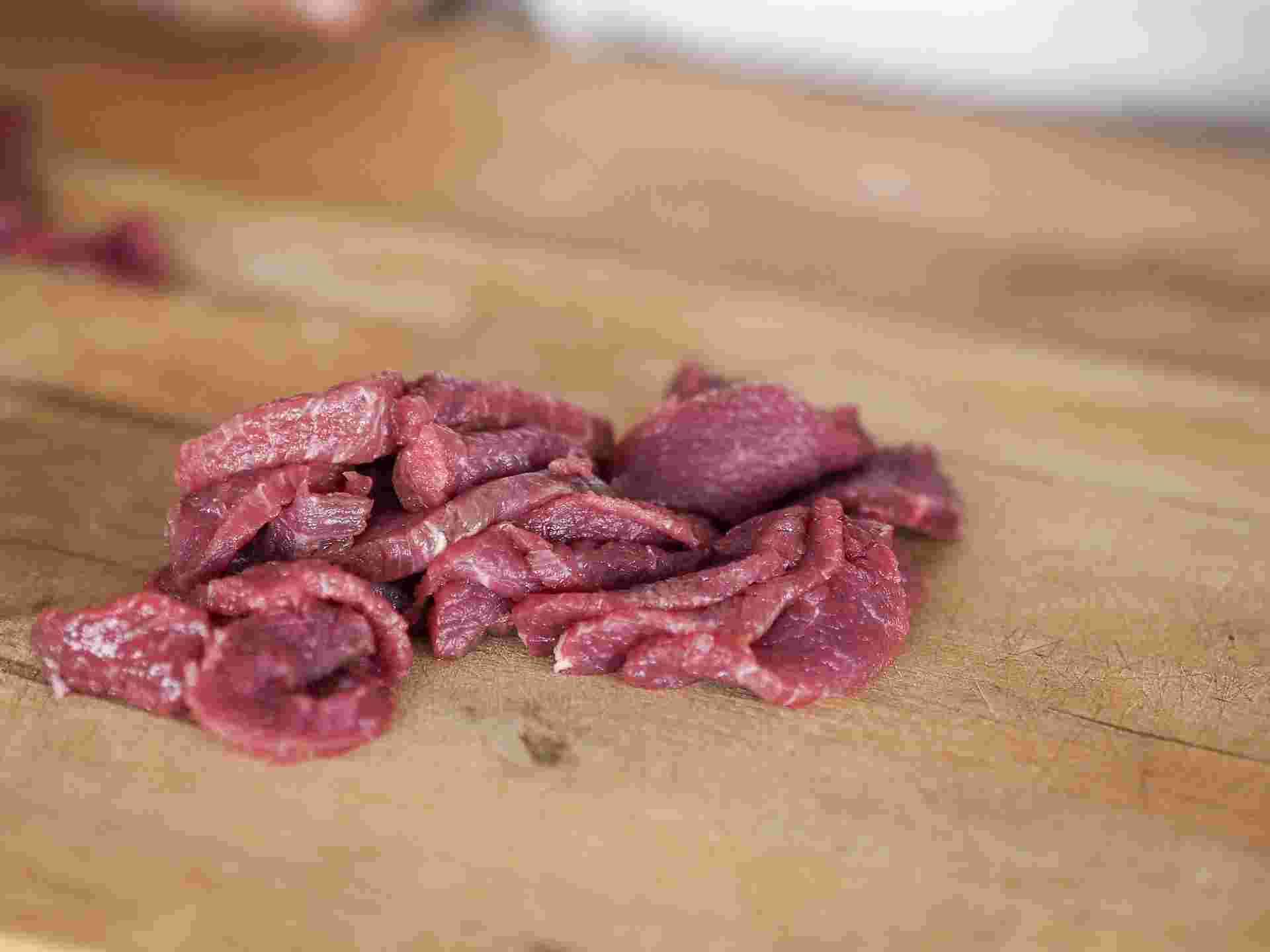 スライスされ板の上にのっている牛肉