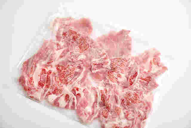 保存袋に入って冷凍されている牛肉