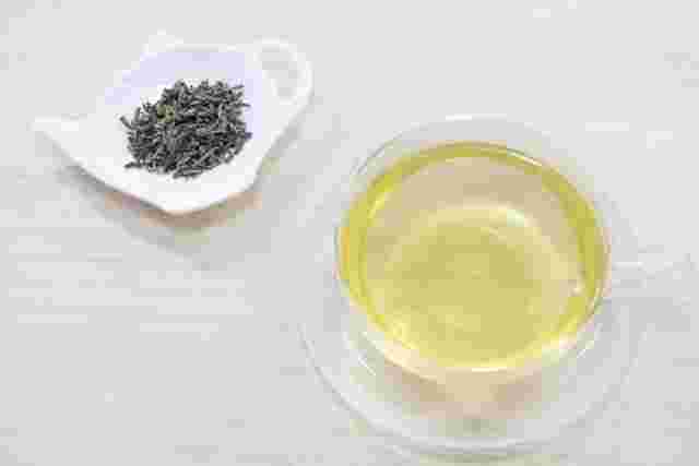 ジャスミン茶と茶葉が並んでいる