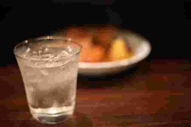 焼酎ロックとおつまみの画像