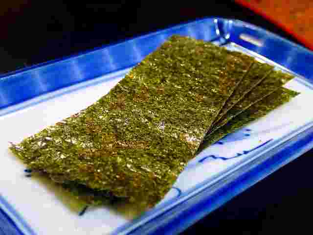 皿にのった味付け海苔のカロリーは？