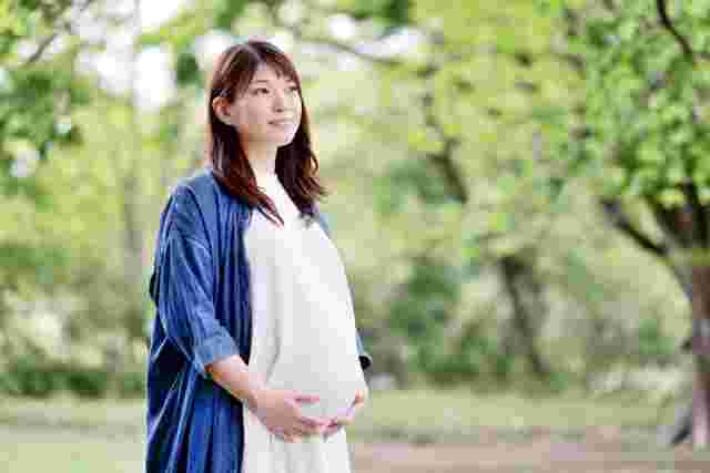 お腹を抱える妊婦さん