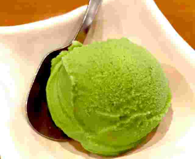 器に入った抹茶アイス