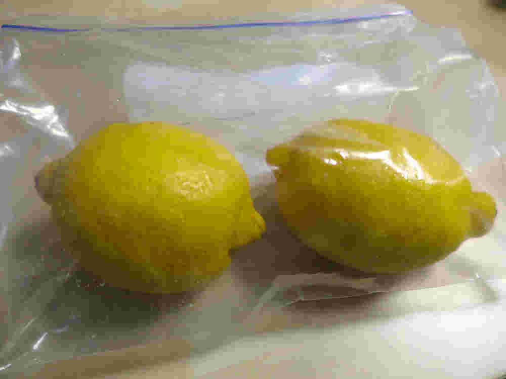 丸ごとのレモン2つがジップロックに入っている様子