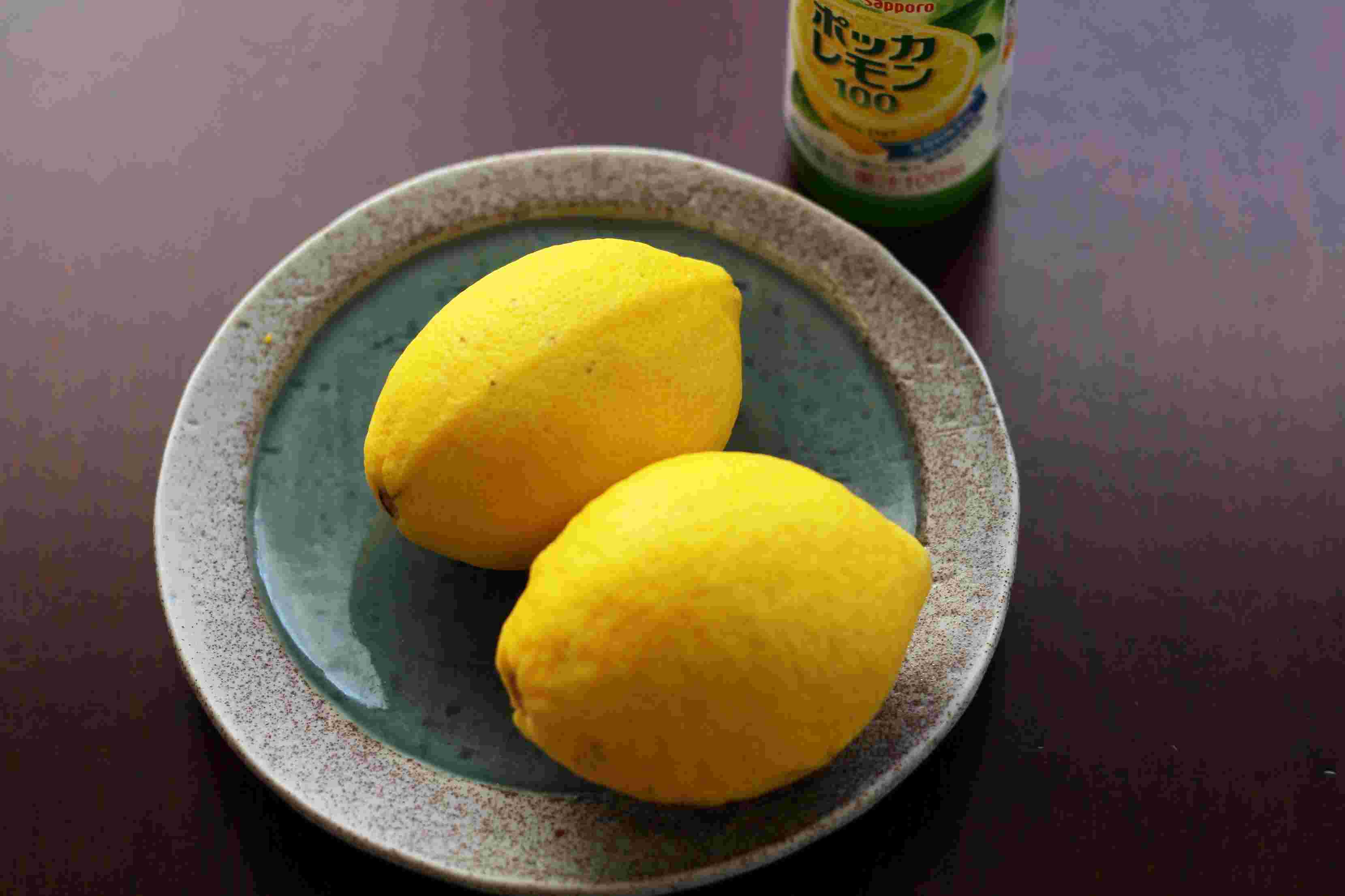 レモン2つとポッカレモンがある様子